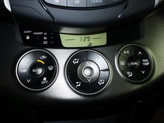 一汽丰田  丰田RAV4 2.0L AT 中控台中央特写