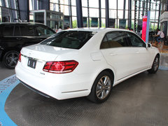 北京奔驰  E260L 车辆右侧尾部视角