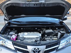 一汽丰田  2.5L 自动 发动机局部特写