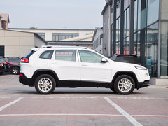 Jeep  2.4L 自动 车辆正右侧