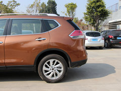 东风日产  基本型 车辆左后大灯正侧视角