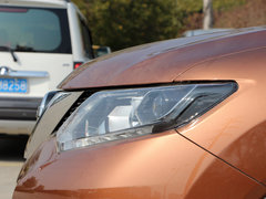 东风日产  基本型 车辆左前大灯正侧视角