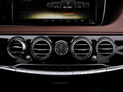 奔驰(进口)  S500L 4.7T 自动 中控台中央特写