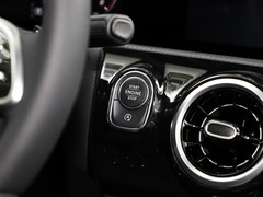 奔驰A级 2022款 改款二 A 200 L 运动轿车时尚型