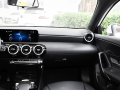 奔驰A级 2022款 改款二 A 200 L 运动轿车时尚型