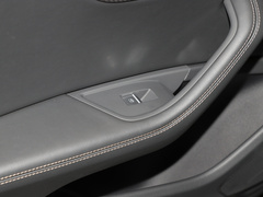 奥迪A4L 2024款 40 TFSI quattro RS套件燃速型