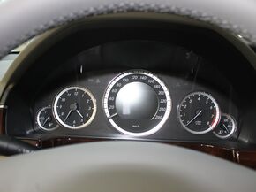 北京奔驰  E200L 1.8T 方向盘后方仪表盘