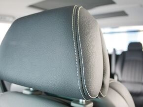 奔驰(进口)  3.5L 自动 驾驶席座椅头枕特写