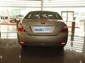 吉利帝豪  1.8L 手动 车辆正后方尾部视角