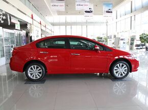 东风本田  1.8L 自动 车辆正右侧