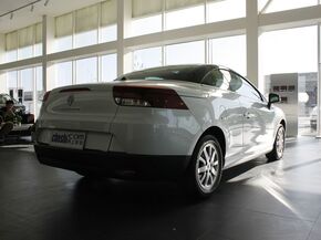 雷诺  2.0 CVT 车辆右侧尾部视角