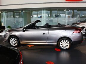 雷诺  2.0 CVT 车辆左正侧视角