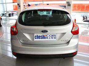 長安福特  兩廂 1.6L 自動 車輛正后方尾部視角