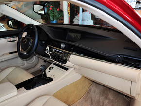 雷克萨斯  2.5 自动 中控台右侧