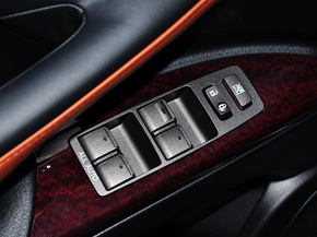 雷克萨斯  570 左前车门控制区特写