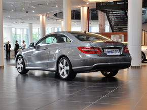 奔驰(进口)  E200 1.8T 车辆左后45度视角