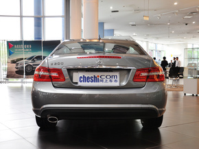 奔驰(进口)  E200 1.8T 车辆正后方尾部视角