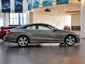 奔驰(进口)  E200 1.8T 车辆正右侧