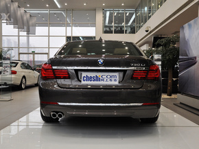 宝马(进口) 730Li 3.0L 车辆正后方尾部视角