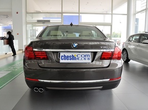 宝马(进口)  730Li 3.0L 车辆正后方尾部视角