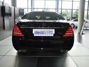 奔驰(进口)  S350L 3.5L 车辆正后方尾部视角