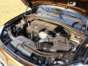 华晨宝马  sDrive18i 2.0L 发动机局部特写