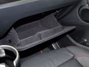 华晨宝马  sDrive20i 2.0T 手套箱整体特写