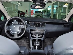 东风标致  2.3L 自动 中控台整体