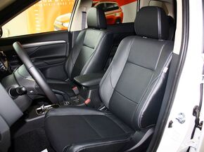三菱(进口)  2.4L CVT 驾驶席座椅前45度视图
