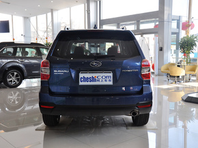 斯巴鲁 2.5L CVT 车辆正后方尾部视角