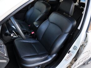 斯巴鲁  2.0T CVT 驾驶席座椅前45度视图