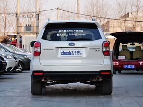 斯巴鲁  2.0T CVT 车辆正后方尾部视角