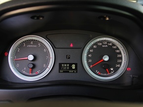 吉利汽车  2.4L 自动 方向盘后方仪表盘