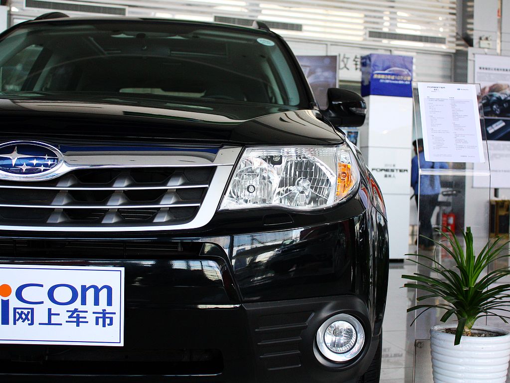 斯巴鲁  森林人经典 2.5XS AT 车辆左前大灯正视图