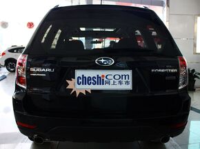 斯巴鲁  森林人经典 2.5XS AT 车辆正后方尾部视角