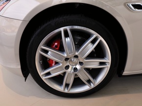 玛莎拉蒂  3.0T 前轮整体照片