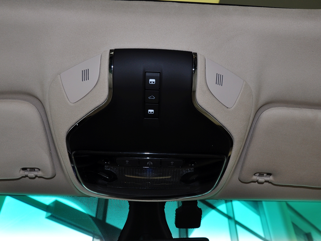 玛莎拉蒂  3.0T 前排车顶中央特写