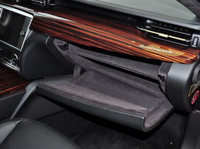 玛莎拉蒂  3.8T 手套箱整体特写