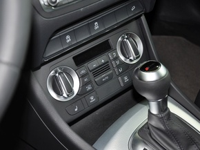 一汽奥迪  2.0T 中控台下方特写