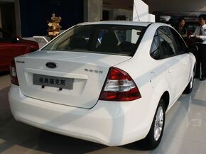 長(zhǎng)安福特  三廂 1.8L 自動(dòng) 車(chē)輛右側(cè)尾部視角