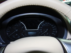 东风日产  2.0L 方向盘后方仪表盘