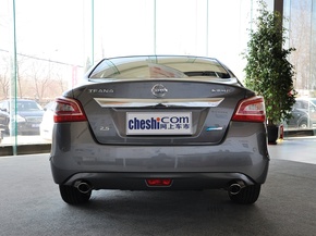 东风日产 2.5L 车辆正后方尾部视角