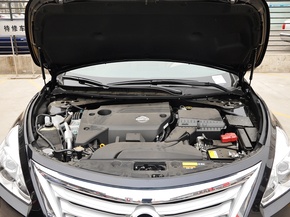 东风日产  2.5L 发动机局部特写