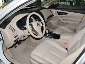 东风日产  2.5L 中控台左侧