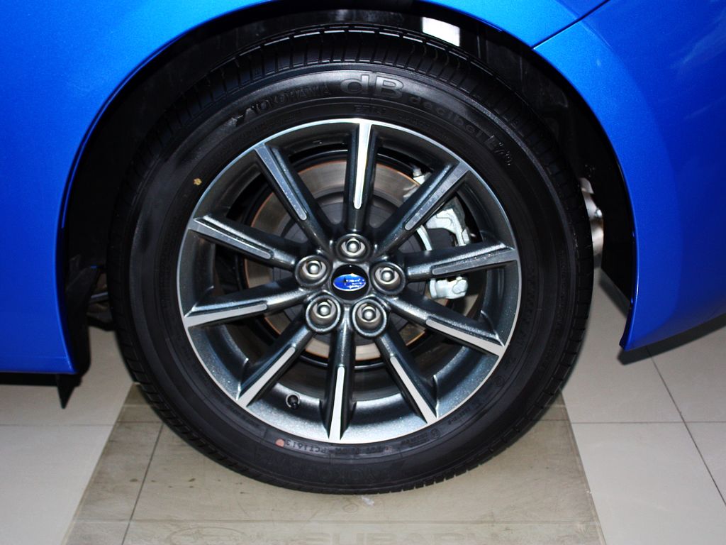 斯巴鲁  2.0L 自动 后轮整体照片