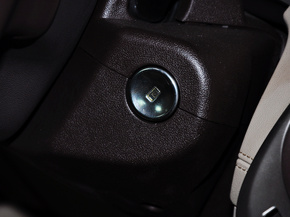 别克  2.4L eAssist 车辆点火开关特写