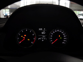 上海大众  改款 1.6L 自动 方向盘后方仪表盘