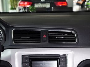 上海大众  改款 1.6L 手动 中控仪表台上方