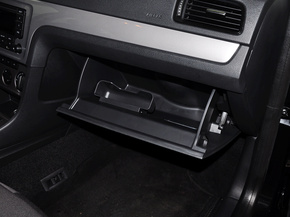 上海大众  改款 1.6L 自动 手套箱整体特写