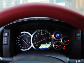 日产(进口)  3.8T DCT 方向盘后方仪表盘
